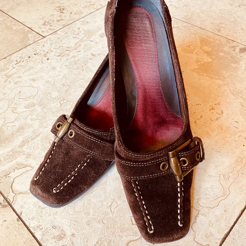 Brown suede pumps 8.5M